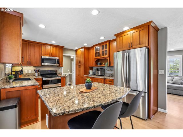 725 MARYLHURST Dr, West Linn, OR 97068
