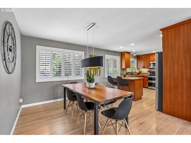725 MARYLHURST Dr, West Linn, OR 97068