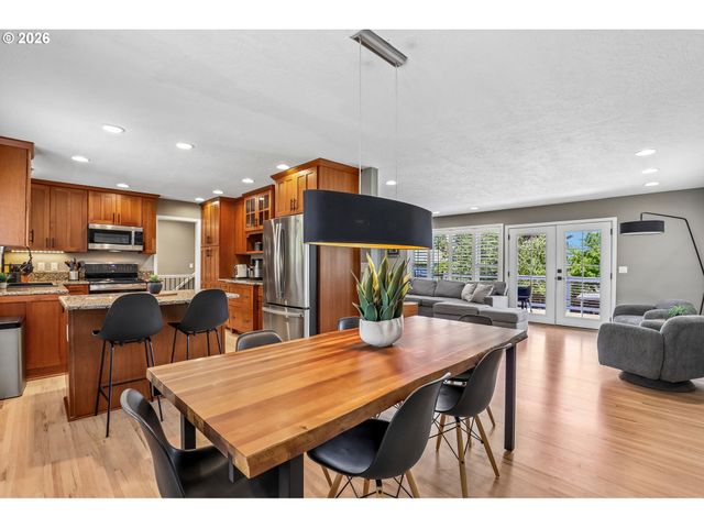 725 MARYLHURST Dr, West Linn, OR 97068