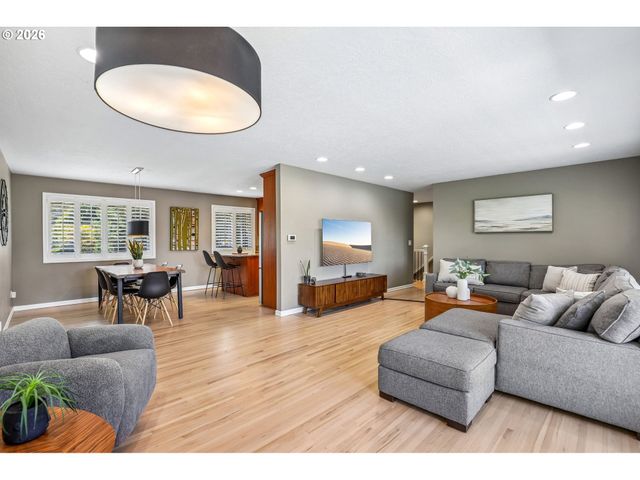 725 MARYLHURST Dr, West Linn, OR 97068