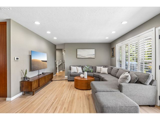 725 MARYLHURST Dr, West Linn, OR 97068