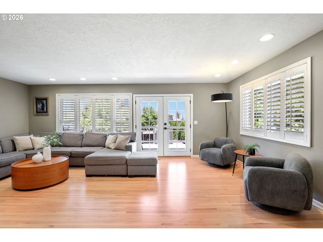 725 MARYLHURST Dr, West Linn, OR 97068