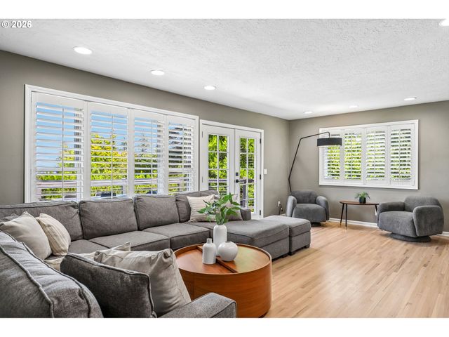 725 MARYLHURST Dr, West Linn, OR 97068