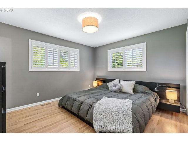 725 MARYLHURST Dr, West Linn, OR 97068