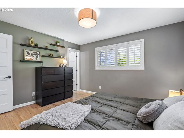 725 MARYLHURST Dr, West Linn, OR 97068