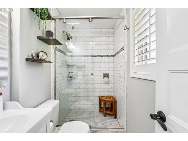 725 MARYLHURST Dr, West Linn, OR 97068