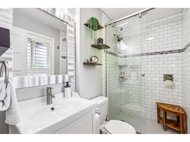 725 MARYLHURST Dr, West Linn, OR 97068