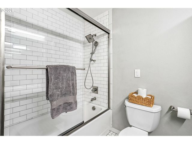 725 MARYLHURST Dr, West Linn, OR 97068