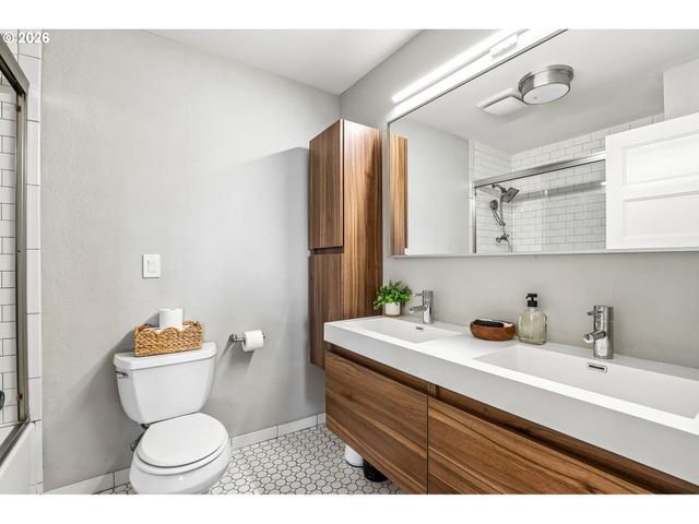 725 MARYLHURST Dr, West Linn, OR 97068