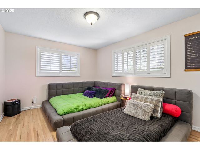 725 MARYLHURST Dr, West Linn, OR 97068