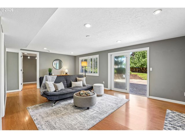 725 MARYLHURST Dr, West Linn, OR 97068