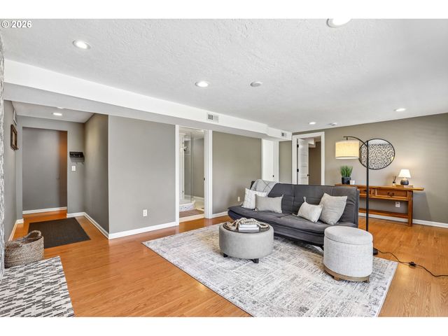 725 MARYLHURST Dr, West Linn, OR 97068