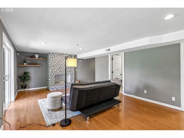 725 MARYLHURST Dr, West Linn, OR 97068