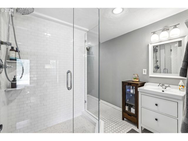725 MARYLHURST Dr, West Linn, OR 97068