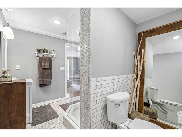 725 MARYLHURST Dr, West Linn, OR 97068