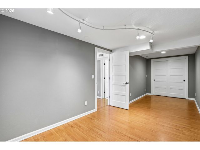 725 MARYLHURST Dr, West Linn, OR 97068
