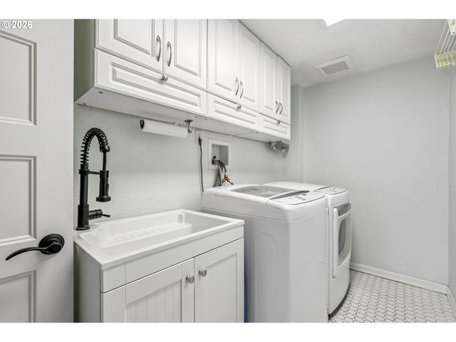 725 MARYLHURST Dr, West Linn, OR 97068