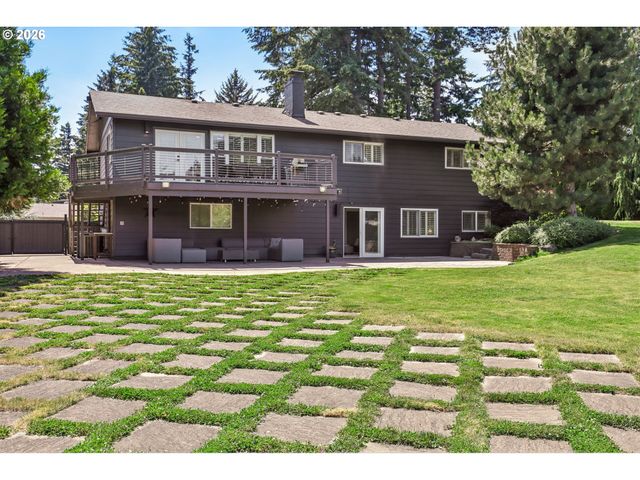 725 MARYLHURST Dr, West Linn, OR 97068
