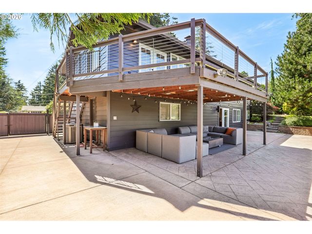 725 MARYLHURST Dr, West Linn, OR 97068