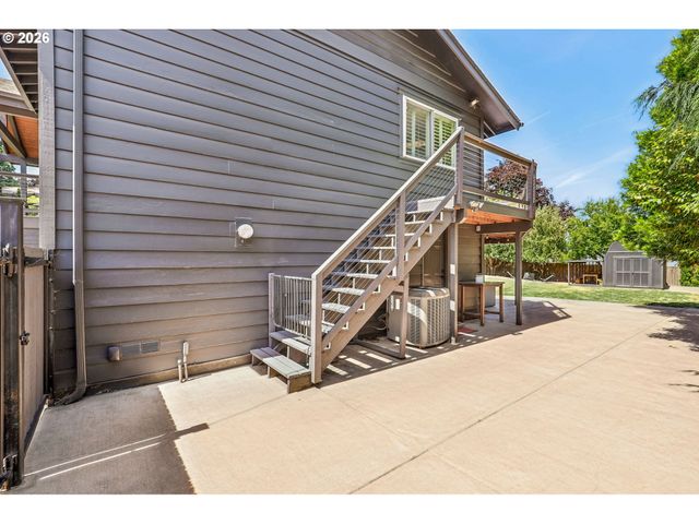 725 MARYLHURST Dr, West Linn, OR 97068