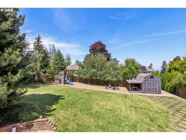 725 MARYLHURST Dr, West Linn, OR 97068