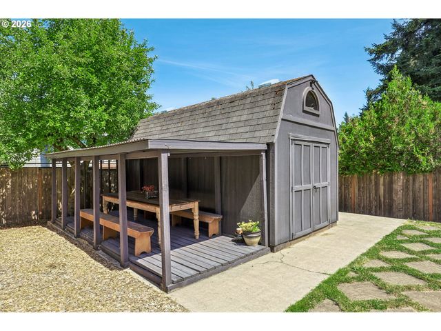 725 MARYLHURST Dr, West Linn, OR 97068