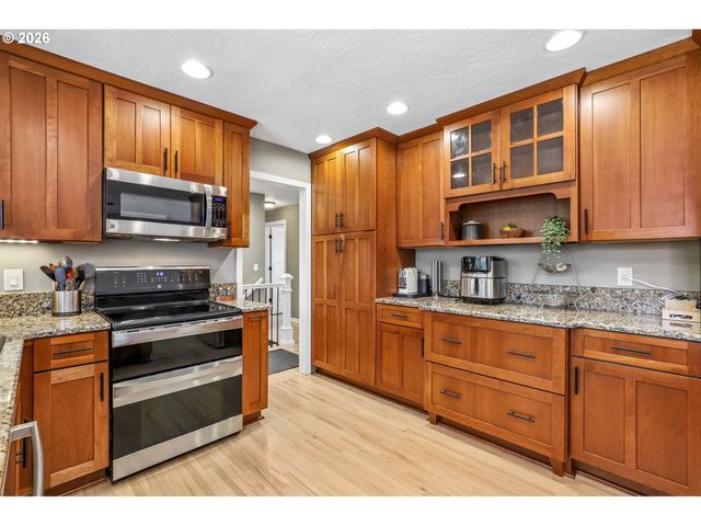 725 MARYLHURST Dr, West Linn, OR 97068
