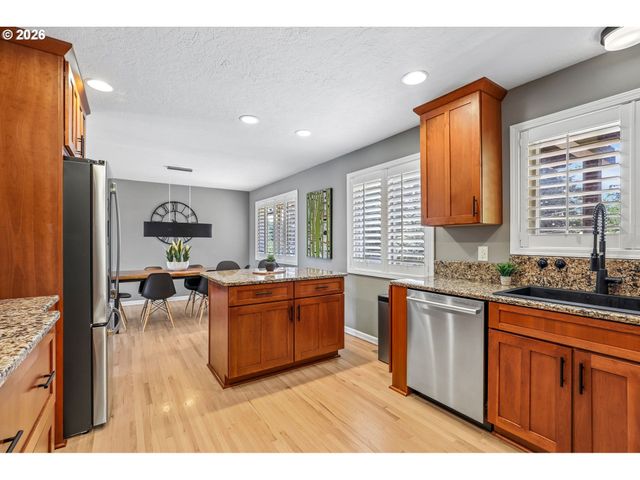 725 MARYLHURST Dr, West Linn, OR 97068