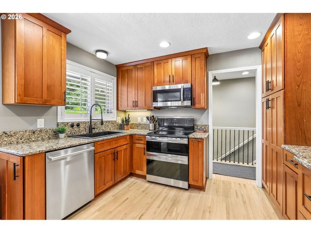 725 MARYLHURST Dr, West Linn, OR 97068