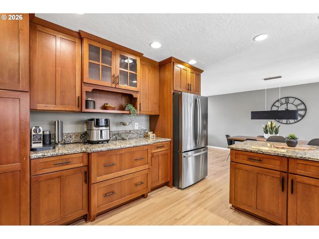 725 MARYLHURST Dr, West Linn, OR 97068