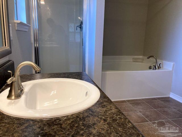 8770 Kennedy Dr, Pensacola, FL 32506