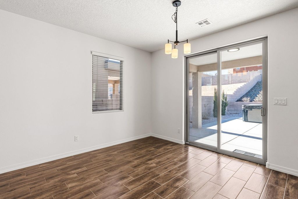 Image 10 of property listing at 5765 Cosmo Court NE, Rio Rancho, NM 87144