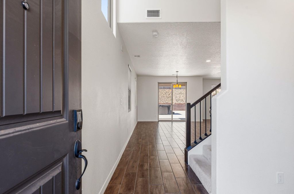 Image 5 of property listing at 5765 Cosmo Court NE, Rio Rancho, NM 87144