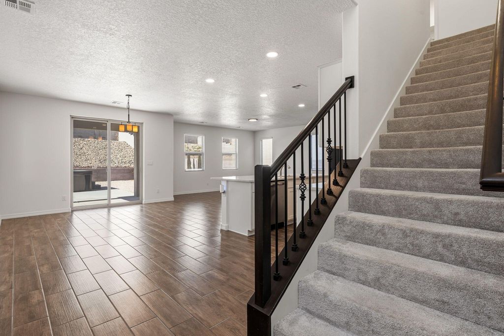 Image 6 of property listing at 5765 Cosmo Court NE, Rio Rancho, NM 87144