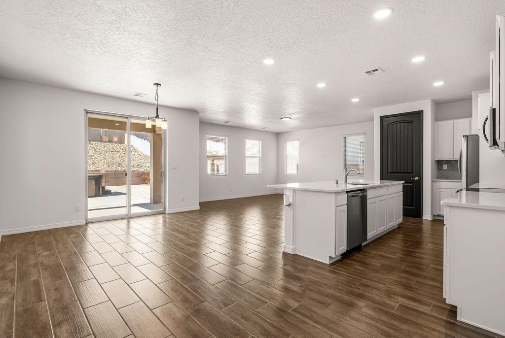 Image 7 of property listing at 5765 Cosmo Court NE, Rio Rancho, NM 87144