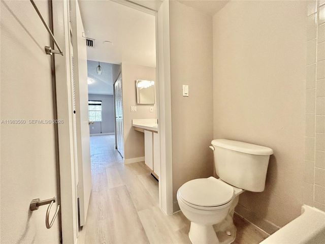 2811 N Oakland Forest Dr 306, Oakland Park, FL 33309