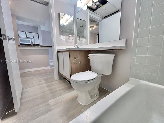 2811 N Oakland Forest Dr 306, Oakland Park, FL 33309