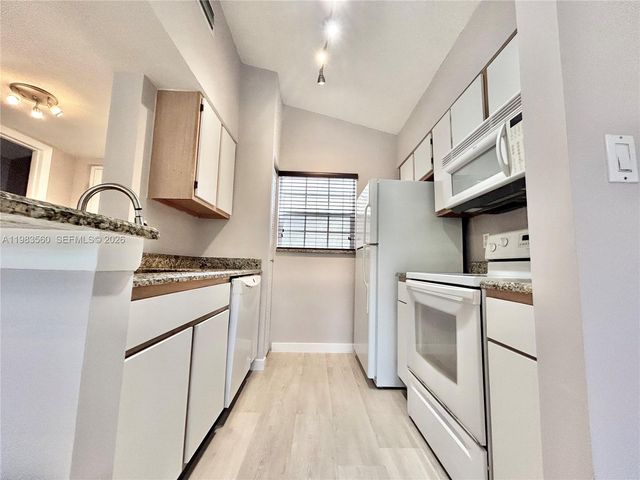 2811 N Oakland Forest Dr 306, Oakland Park, FL 33309