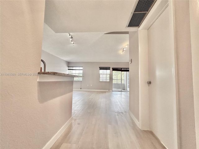 2811 N Oakland Forest Dr 306, Oakland Park, FL 33309