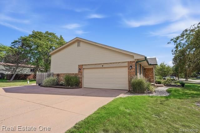 1353 Madison Drive, Troy, MI 48083