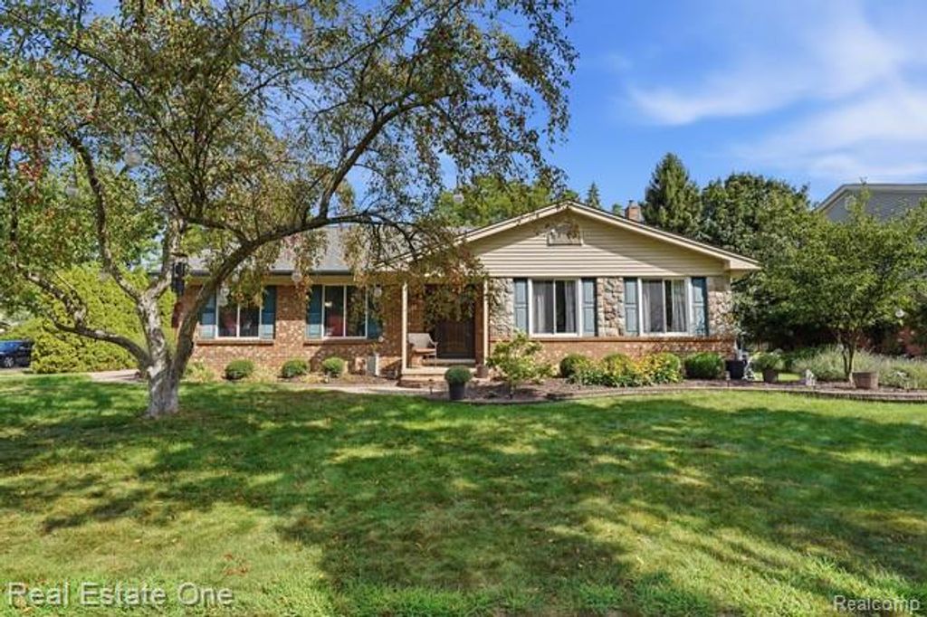 1353 Madison Drive, Troy, MI 48083