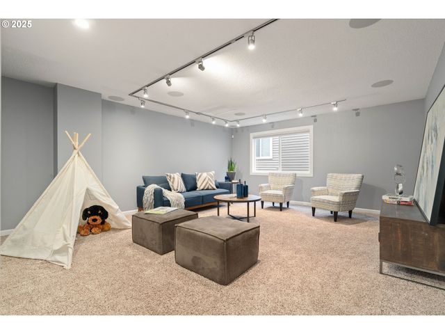 7028 Sw ARRANMORE Way, Portland, OR 97223