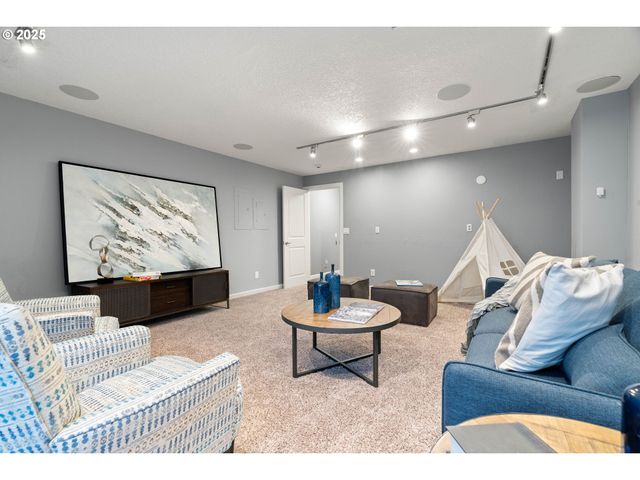 7028 Sw ARRANMORE Way, Portland, OR 97223