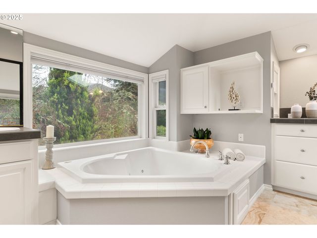 7028 Sw ARRANMORE Way, Portland, OR 97223