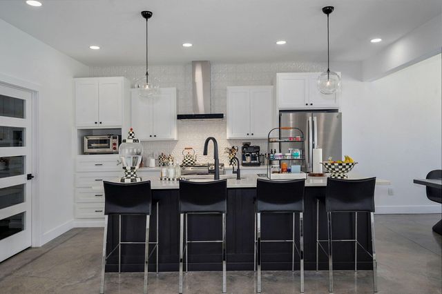 1527 North Edgemont Circle, Springfield, MO 65802