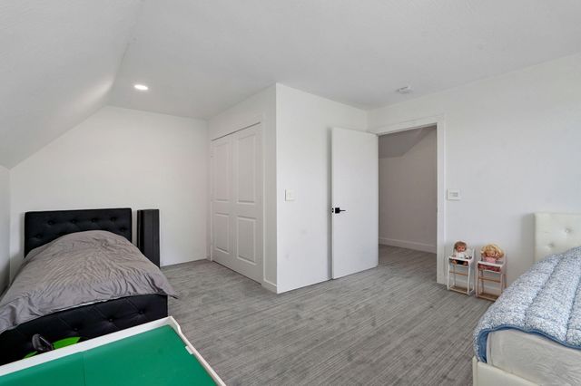 1527 North Edgemont Circle, Springfield, MO 65802