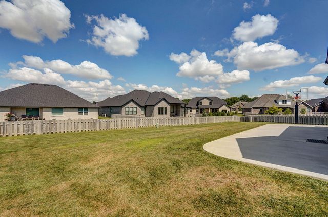 1527 North Edgemont Circle, Springfield, MO 65802