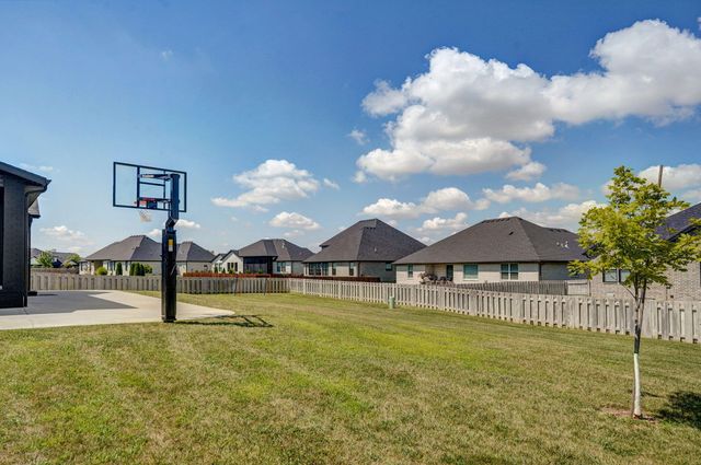 1527 North Edgemont Circle, Springfield, MO 65802