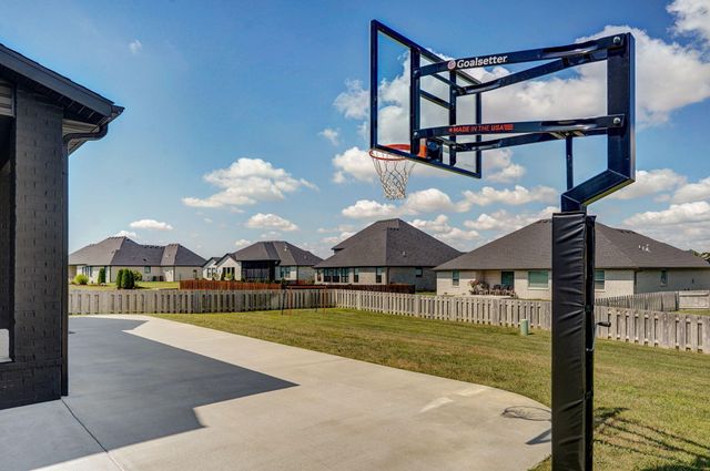 1527 North Edgemont Circle, Springfield, MO 65802