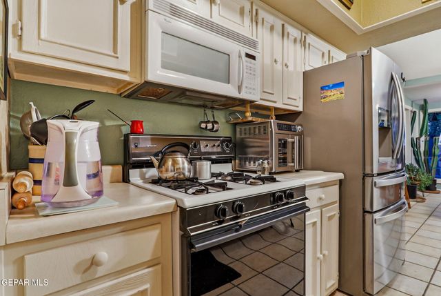 8713 LAKEHURST Road, El Paso, TX 79912